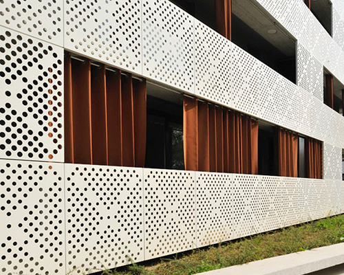 鋁單板幕墻多少錢一平米呢？沈陽幕墻公司告訴您怎樣選擇幕墻鋁單板呢？